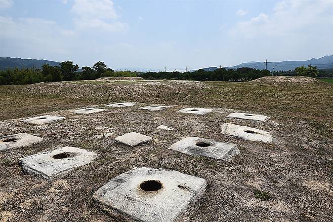 선덕여왕릉 들어가는 입구에 자리한 사찰. 터만 남아 있지만, 남아 있는 흔적만으로도 규모가 상당히 큰 사찰이었음을 알 수 있다.  ⓒ홍윤호