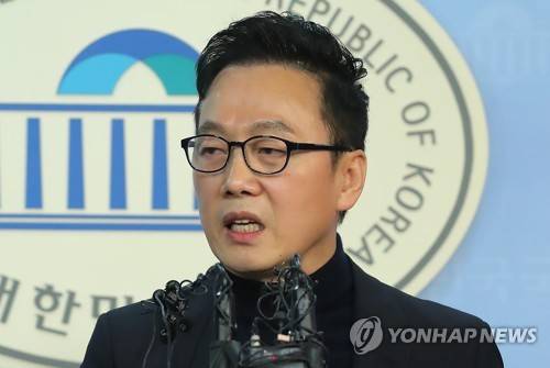 성추행 보도 반박하는 정봉주 (서울=연합뉴스) 이정훈 기자 = 정봉주 전 의원이 12일 국회 정론관에서 성추행 의혹 보도 반박 기자회견을 열고 증거를 공개하고 있다. 2018.3.12      uwg806@yna.co.kr