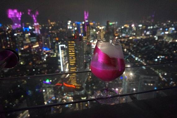 동남아시아 여행의 백미는 싼 물가 덕에 부담 없이 부려보는 호사다. 반짝이는 야경과 함께 하는 위스키가 1만8천원선.