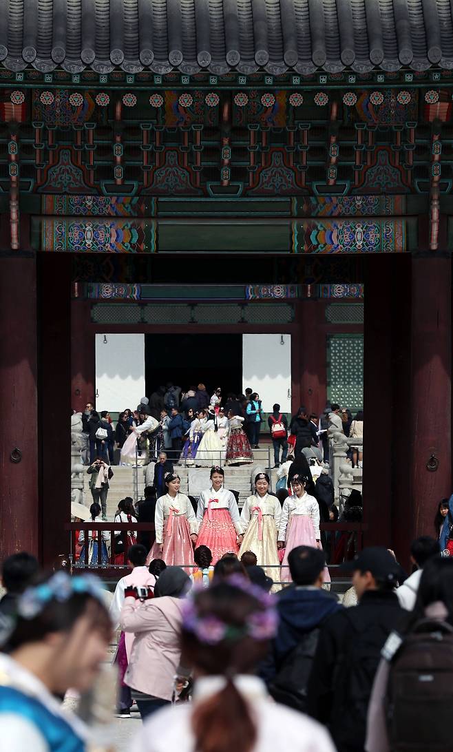 따뜻한 봄 날씨를 보인 17일 서울 종로구 경복궁을 찾은 관람객들이 주말 나들이를 즐기고 있다.[뉴시스]