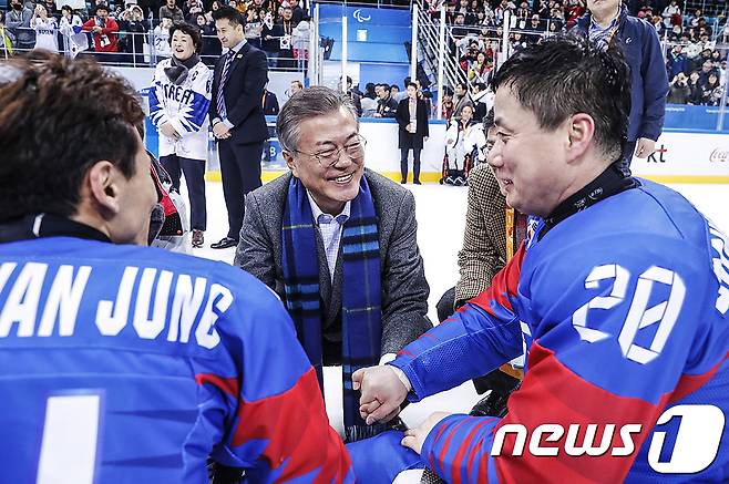 문재인 대통령이 17일 오후 강원도 강릉시 강릉하키센터에서 열린 평창동계패럴림픽 아이스하키 동메달 결정전 대한민국과 이탈리아의 경기에서 승리한 대한민국 대표팀을 격려하고 있다.(청와대 제공) 2018.3.17/뉴스1 © News1 송원영 기자