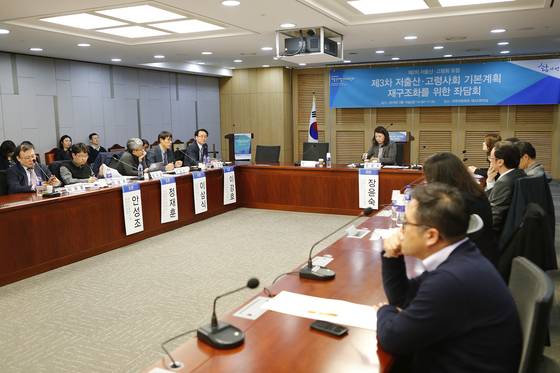 16일 저출산고령사회위원회가 개최한 좌담회 [저출산고령사회위원회]