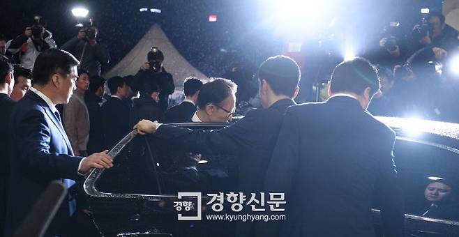 3월 15일, 100억원대 뇌물수수 등 혐의를 받고 있는 이명박 전 대통령이 검찰 조사를 마친 뒤 서초구 서울중앙지검을 나서 귀가하고 있다. / 김기남 기자