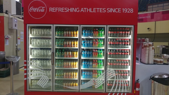 음료 전용 냉장고는 한 층에 다양한 음료가 보일 수 있도록 수평배열했다. 송정 기자