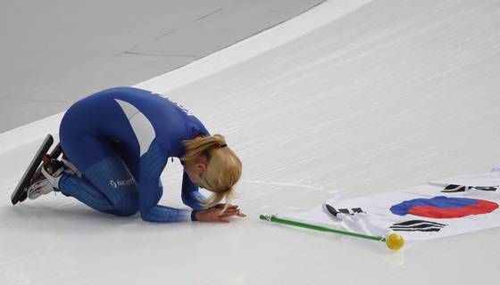 [포토]김보름,은메달 큰절