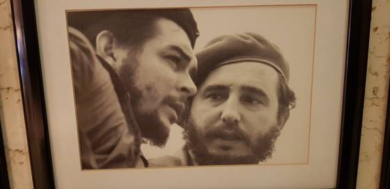 쿠바 호텔 로비에 걸려있는 피델 카스트로(오른쪽)과 체 게바라(왼쪽)의 사진. 이 나라를 대표하는 얼굴이다.