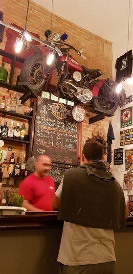 쿠바 시내에 있는 민영 식당의 모습, 모터사이클이 벽에 걸려 있다. 서구 주요 도시에서 만날 수 있는 카페나 식당의 모습과 크게 다르지 않다. 직원들이 팁에 의존하는 것도 마찬가지였다.