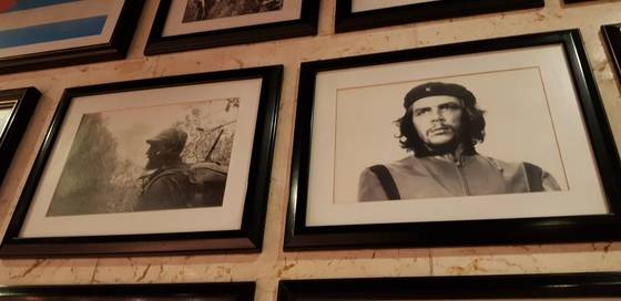 쿠바 한 호텔 벽에 걸린 체 게바라의 사진 '어느 혁명가의 초상'(오른쪽)과 게릴라 시절 모습.