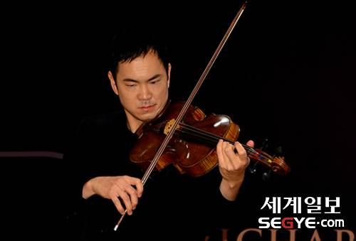 비올리스트 리처드 용재 오닐이 19일 오전 서울 종로구 문호아트홀에서 열린 9번째 정규 스튜디오 앨범 '듀오'(DUO) 발표회에서 악기를 연주하고 있다.