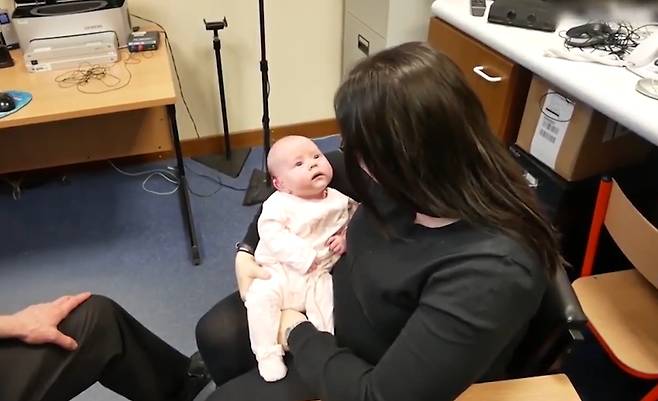 보청기 착용 후 엄마의 음성을 듣자 눈이 휘둥그레진 아이 모습(유튜브 영상 캡처)