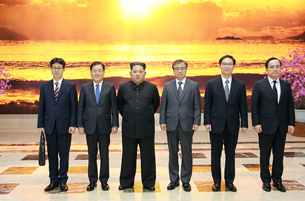 ⓒ연합뉴스 3월6일 김정은 북한 국무위원장과 대북 특사단이 기념 촬영을 했다. 왼쪽부터 윤건영 청와대 국정상황실장, 정의용 국가안보실장, 김정은 국무위원장, 서훈 국정원장, 천해성 통일부 차관, 김상균 국정원 2차장.