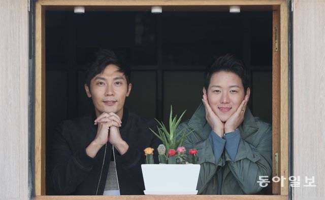 뮤지컬 ‘신과 함께’에서 저승사자 강림 역을 맡은 배우 김우형(왼쪽)과 김자홍 역을 맡은 정원영. 두 배우는 “7개의 지옥을 표현한 무대 전체가 발광다이오드(LED) 화면으로 이뤄져 있다. 배우의 액션과 LED 영상의 합이 맞아떨어질 때 관객의 판타지가 최고조에 달한다”고 말했다. 박영대 기자 sannae@donga.com