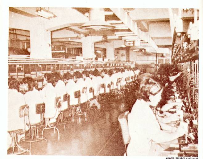 전화 자동교환기 도입 이전의 유선전화는 교환수가 있어 가입자들을 연결시켜 주었다. 또 가입자가 번호로 기호화하기 전에는 이름과 주소로 구별되어 교환수는 가입자와 인격적인 관계였다. 사진은 옛 서울중앙전화국 시외전화교환실. <한겨레> 자료 사진.