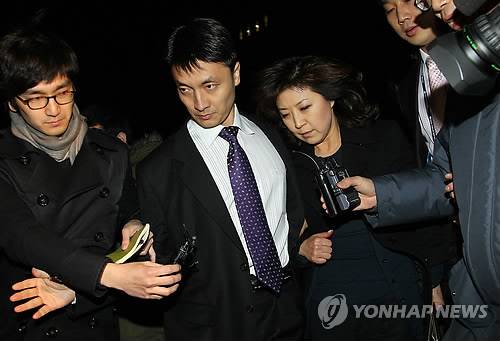 김경준씨 누나 에리카 김씨가 2011년 3월 9일 서울중앙지검에서 조사를 마친 후 귀가하고 있다. [연합뉴스 자료사진]