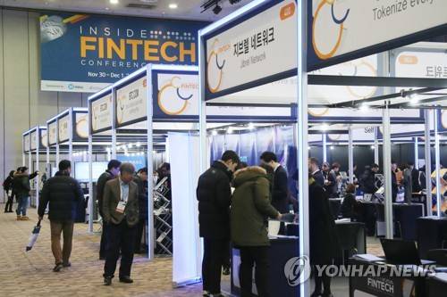 인사이드 핀테크 엑스포 (고양=연합뉴스) 이희열 기자 = 30일 고양 킨텍스 제2전시장에서 열린 2017 인사이드 핀테크 콘퍼런스 및 엑스포. 이 행사는 다음 달 1일까지 이어진다. 2017.11.30