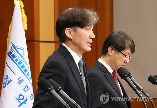 조국 수석, 대통령 개헌안 첫 발표 (서울=연합뉴스) 배재만 기자 = 청와대 조국 민정수석이 20일 오전 춘추관 대브리핑실에서 문재인 대통령이 발의할 개헌안 중 전문과 기본권 부분의 내용과 조문 배경 등을 설명하고 있다. 오른쪽은 김형연 법무 비서관. 2018.3.20      scoop@yna.co.kr