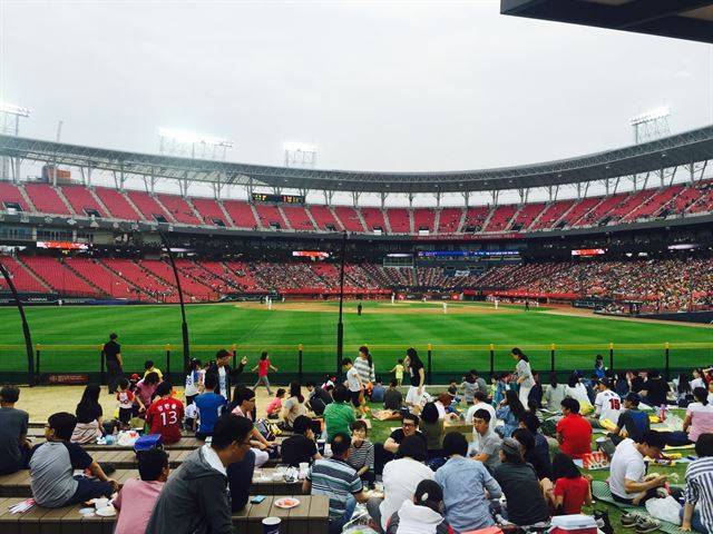 광주 KIA 챔피언스필드 외야 잔디석. 돗자리 깔고 소풍 나온 느낌에 샌드파크 놀이터 있어 아이들에게 제 격이다. KIA 제공