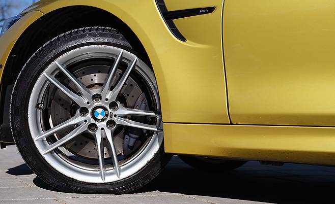 트윈 타입의 5-스포크 휠 안쪽으로 푸른색 M 브레이크 캘리퍼가 돋보인다