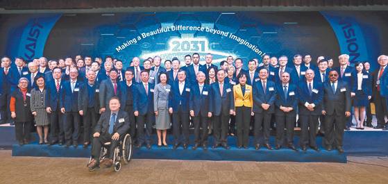 ‘KAIST 2031 비전 선포식’이 20일 대전 구성동 KAIST에서 열렸다. 이날 행사에는 신성철 KAIST 총장(앞줄 오른쪽 8번째)과 정근모 전 과기처 장관(앞줄 오른쪽 6번째), 홍석현 중앙홀딩스 회장(앞줄 오른쪽 4번째) 등 국내외 인사들이 참석했다. [프리랜서 김성태]