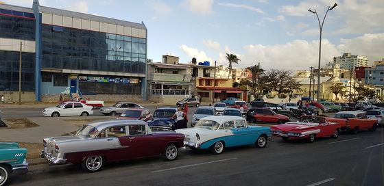 쿠바 아바나 시내의 올드카 행렬. 1950년대에 생산된 미국 자동차가 아직도 다니는 것을 보면 시간을 거슬러 타임머신 여행을 하는 듯한 묘한 느낌을 준다. 1959년 혁명 이후 미국산 자동차의 신규 수입선이 끊어지자 쿠바인들은 1950년대에 수입했던 중고 차량을 수리하고 칠하며 60년 이상 운행해 왔다.