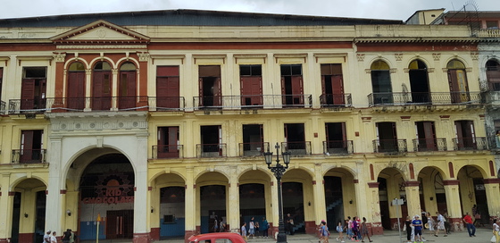아바나 시내의 모습. 식민지 시대 스페인풍의 건물이 남아있다.