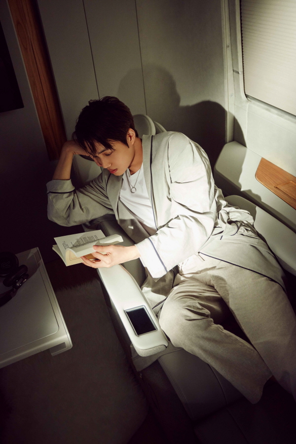 SM엔터테인먼트 소속 그룹 엑소(EXO)의 카이가 ‘쏠라티 무빙 호텔’에서 휴식을 취하고 있다 [사진제공 : 현대자동차]