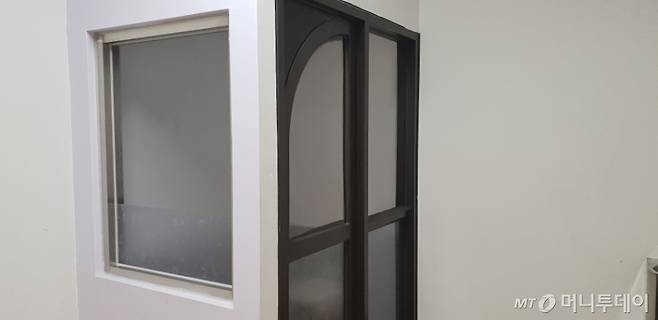 바뀐 유치실 내 화장실. 위 아래가 막힌 밀폐형이다. /사진=최민지 기자