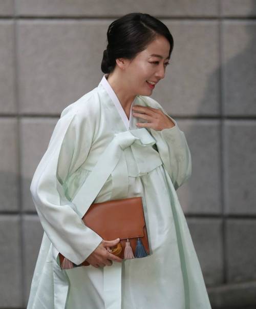 노현정이 2017년 8월 16일 오후 서울 용산구 한남동 정몽구 회장 자택으로 들어서고 있다.