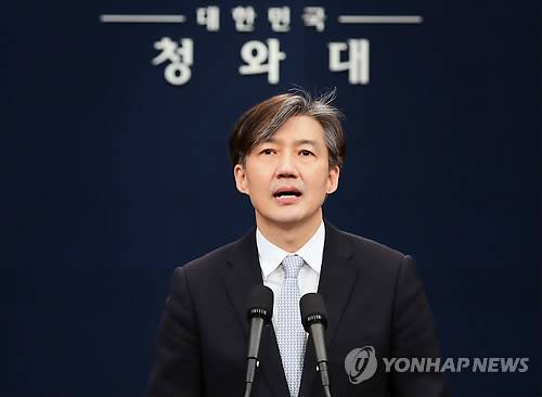 조국, 대통령 헌법 개정안 지방분권·경제부분 설명 (서울=연합뉴스) 황광모 기자 = 청와대 조국 민정수석이 21일 오전 춘추관 대브리핑실에서 문재인 대통령이 발의할 개헌안 중 '지방분권'과 '경제부분'을 설명하고 있다.     hkmpooh@yna.co.kr