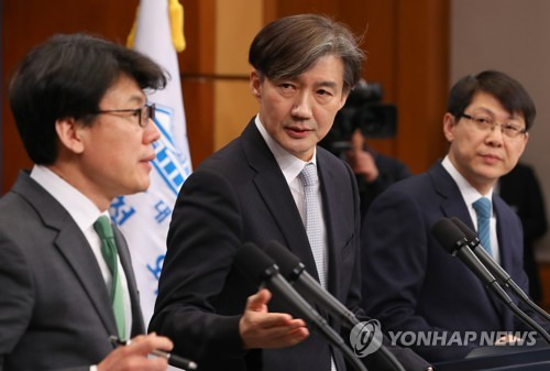 대통령 헌법 개정안, 이틀째 설명 (서울=연합뉴스) 황광모 기자 = 청와대 조국 민정수석(가운데)이 21일 오전 춘추관 대브리핑실에서 문재인 대통령이 발의할 개헌안 중 '지방분권'과  '경제부분'을 설명하고 있다. 왼쪽부터 진성준 정무기획비서관, 조 수석, 김형연 법무 비서관. 2018.3.21      hkmpooh@yna.co.kr