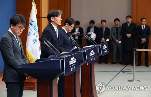 대통령 헌법 개정안 설명하는 조국 민정수석 (서울=연합뉴스) 황광모 기자 = 청와대 조국 민정수석(가운데)이 21일 오전 춘추관 대브리핑실에서 문재인 대통령이 발의할 개헌안 중 '지방분권'과  '경제부분'을 설명하고 있다. (왼쪽부터) 진성준 정무기획비서관, 조국 민정수석, 김형연 법무 비서관.       hkmpooh@yna.co.kr