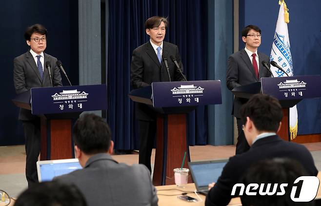 조국 청와대 민정수석이 22일 오전 청와대 춘추관에서 문재인 대통령이 발의할 정부 개헌안 중 권력구조 개편 등 정부 형태 및 헌법기관의 권한과 관련한 내용을 발표하고 있다. 왼쪽부터 진성준 정무기획비서관, 조 민정수석, 김형연 법무비서관.2018.3.22/뉴스1 © News1 이광호 기자