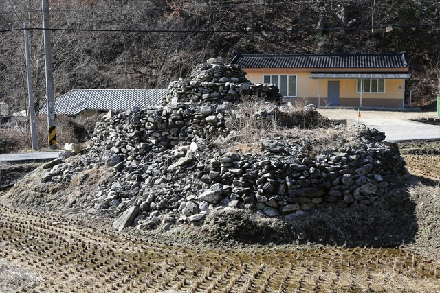 곤지암읍 상열미리의 돌탑(돌무더기). 마을의 액운을 막기 위해 쌓은 것이다.  이병학 선임기자