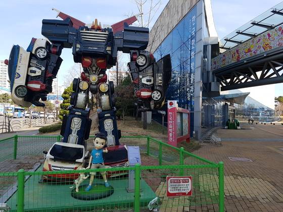 한국만화박물관 앞 광장에 놓인 만화 캐픽터. 임명수 기자