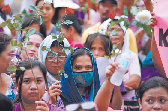 미투를 상징하는 하얀 장미. [중앙포토]