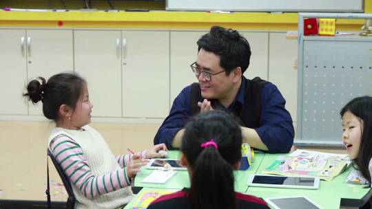 임재일 교사가 지난해 11월 경기 용인시 처인구 백암면 백봉초교에서 진행된 영어 공개수업에서 학생의 발표에 박수를 치며 환하게 웃고 있다. 백봉초교 제공