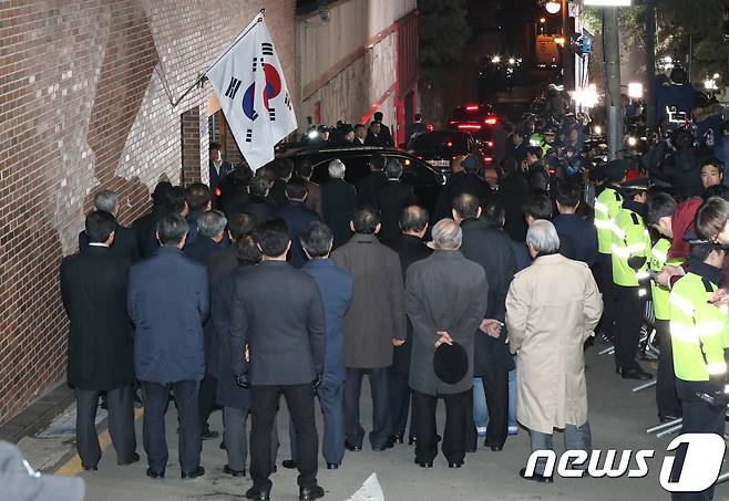 뇌물수수 등의 혐의로 구속영장이 발부된 이명박 전 대통령이 22일 밤 서울 강남구 논현동 자택을 나서 검찰 호송차량에 탑승해 동부구치소로 향하고 있다. 이 전 대통령은 노태우, 전두환, 박근혜 전 대통령에 이어 4번째로 구속된 전직 대통령이 됐다. 2018.3.23/뉴스12018.3.23/뉴스1 © News1 이광호 기자