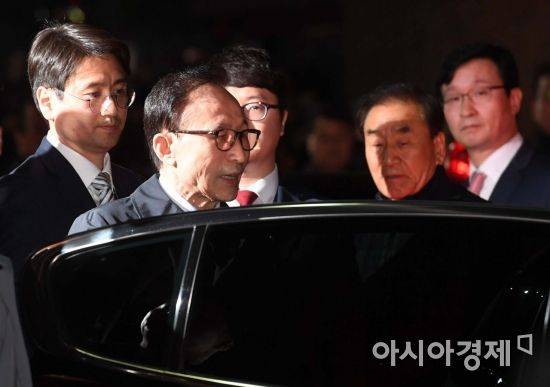 뇌물수수 등의 혐의로 구속영장이 발부된 이명박 전 대통령이 22일 서울 강남구 논현동 자택에서 동부구치소로 압송되고 있다./김현민 기자 kimhyun81@