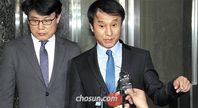 한병도 정무수석, 정세균 의장에게 개헌안 전달 - 한병도(오른쪽) 청와대 정무수석이 22일 국회에서 정세균 국회의장을 면담한 뒤 기자들의 질문에 답하고 있다. 한 수석은 이날 문재인 대통령이 오는 26일 발의할 예정인 개헌안 내용을 설명하기 위해 정 의장을 찾았다. 왼쪽은 진성준 청와대 정무비서관. /이덕훈 기자