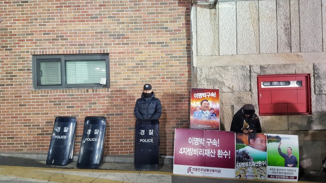 구속이 결정된 22일 밤에도 이 전 대통령의 자택 앞에서는 이 전 대통령의 수사를 촉구하는 1인 릴레이 시위가 계속됐다.