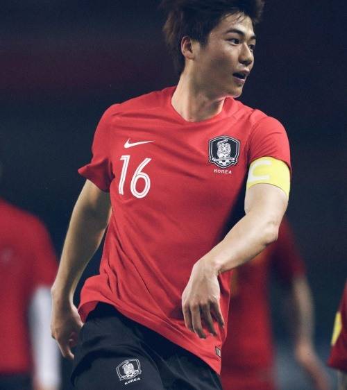 새로 공개된 2018 러시아 월드컵 유니폼. [사진=대한축구협회]