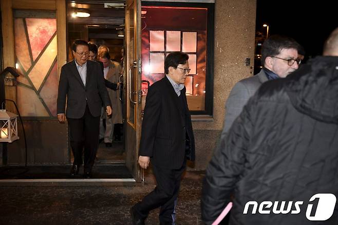 19일(현지시간) 북한 대표단들이 핀란드 헬싱키의 한 레스토랑에서 비공식 회담을 한 뒤 문을 나서고 있다. © AFP=뉴스1 © News1 우동명 기자