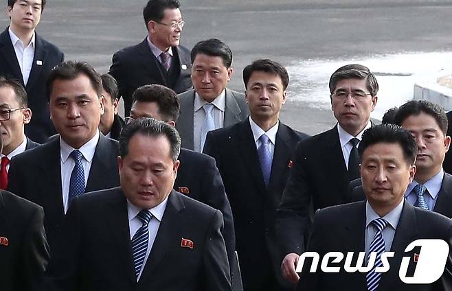 북측 맹경일 통일전선부 부부장(가운데 회색 양복)이 9일 남북 고위급회담이 열리는 판문점 남측 평화의 집으로 대표단과 함께 이동하고 있다. 2018.1.9/뉴스1 © News1 사진공동취재단