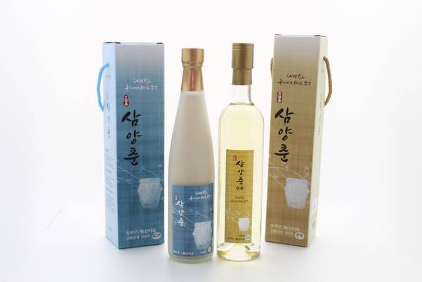 대한민국 주류대상을 수상한 송도향의 삼양춘 탁주와 약주. / 송도향 제공