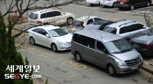 소방차 막는 불법주차. 바로 옆에는 주차공간이 있었다.