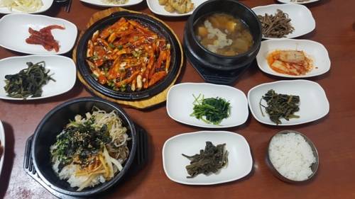 깔끔한 맛을 주는 산채비빔밥 정식.(성연재 기자)
