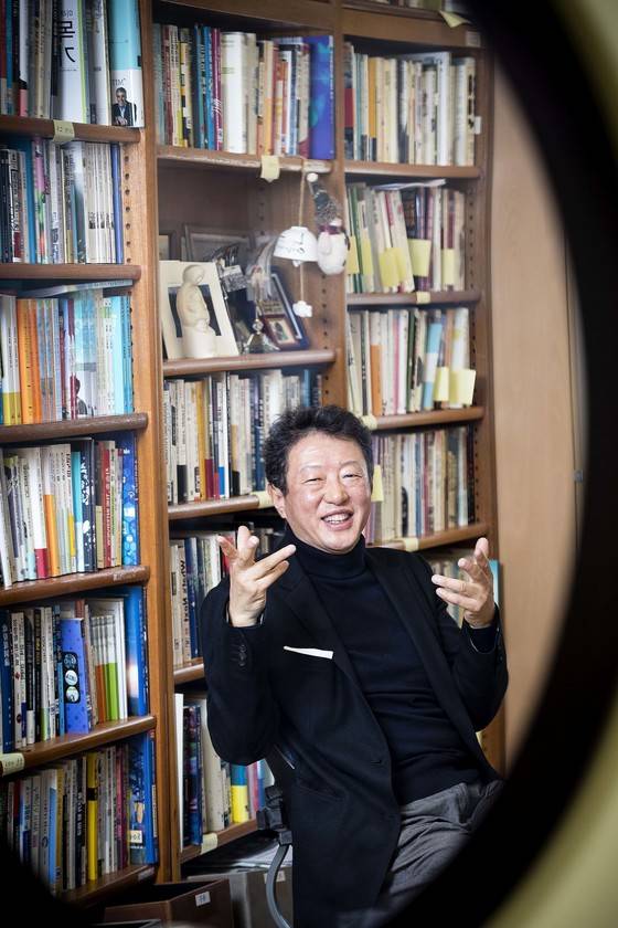 서울대 소비자학과 김난도 교수가 22일 오전 서울대학교에서 중앙일보와 인터뷰를 하고 있다.