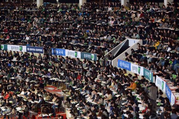 더 뜨거워진 입시설명회 열기  - 18일 오후 서울 송파구 잠실체육관에서 열린 2017 대입설명회에서 학부모와 수험생들이 자리를 가득 메우고 있다. 서울신문