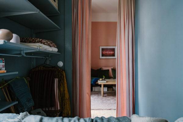 침대 밑에는 옷을 넣어둘 수 있는 수납 공간이 있다./ www.nooks.se