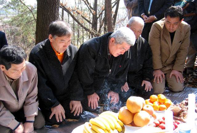 ‘대구 성서초등생 실종·사망사건’ 공소시효 만료를 이틀 앞둔 2006년 3월 23일, 실종 초등생 5명의 유족들이 달서구 용산동 와룡산 유골 발굴 현장에서 마지막 위령제를 지내고 있다. <한겨레> 자료 사진.
